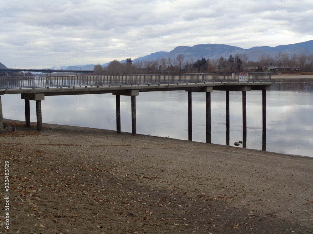 Naklejka premium pier on the lake