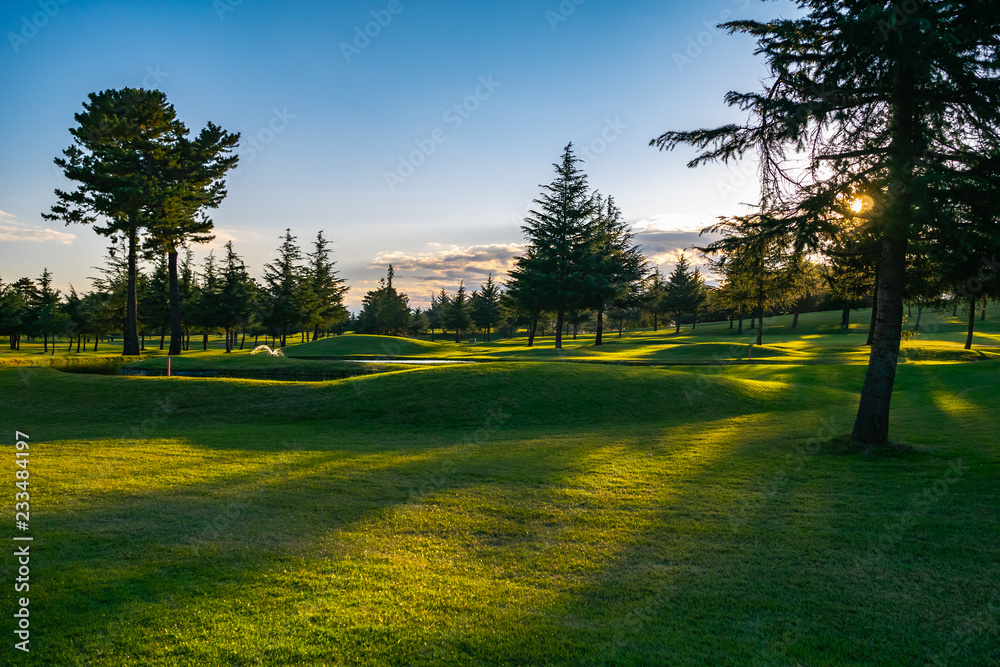 Obraz premium 夕暮れのゴルフ場 ゴルフコース フェアウェイ