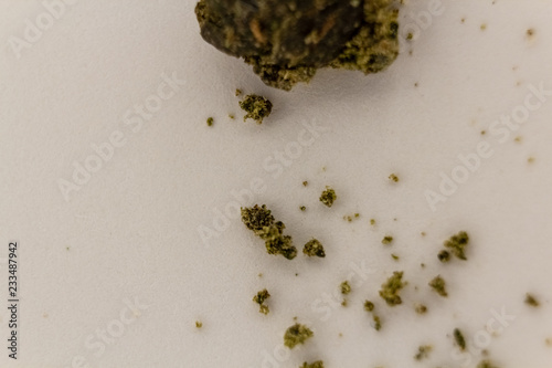 Obraz na płótnie Ball of marijuana sift crumbling on a white background. w salonie
