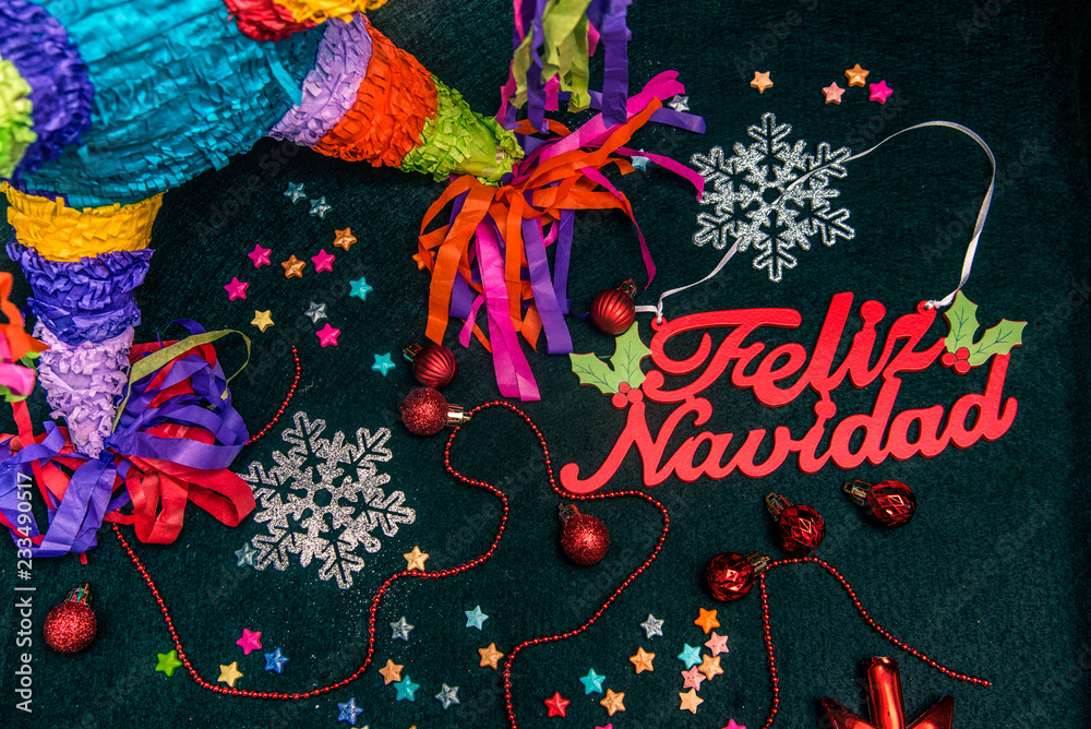 cien Educación moral Quemar piñata mexicana sobre fondo negro con leyenda feliz navidad y decoraciones  navideñas foto de Stock | Adobe Stock
