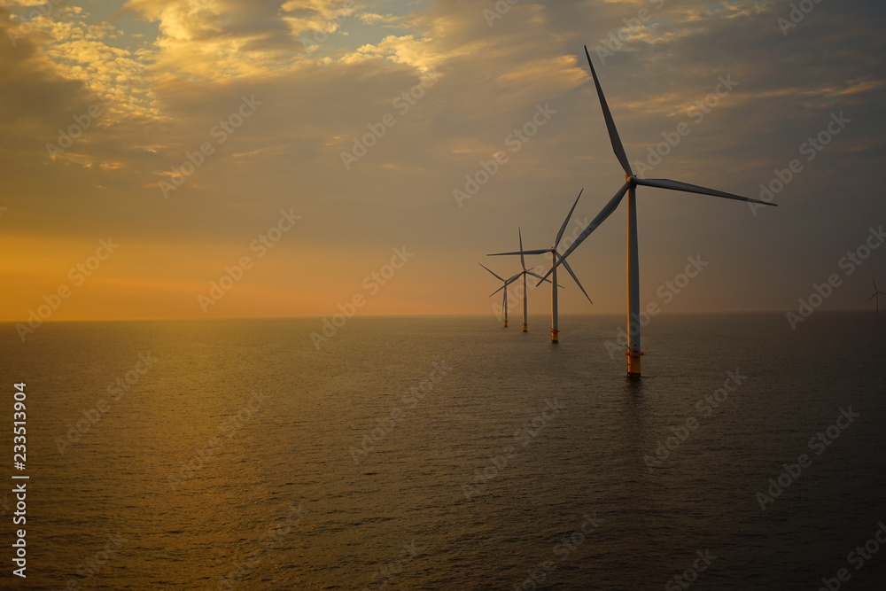 Turbiny energetyczna  o zachodzie słońca, na Morzu Północnym.