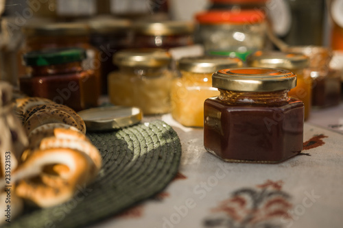 Fototapeta Naklejka Na Ścianę i Meble -  Small jars of honey. Many different varieties at the fair.