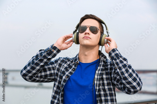 Young man listening to musi...