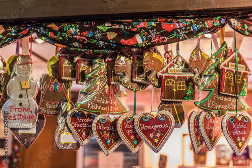 Obraz na płótnie Vienna, Austria - December 24, 2017. Traditional gingerbread hearts, houses, snowman and angel at Viennese Christmas Market. Close view of Xmas fair kiosk selling sweets. w salonie