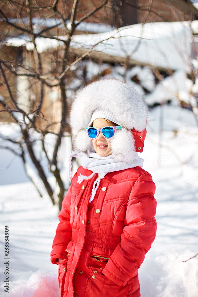 Obraz premium Portrait of cute little girl in winter