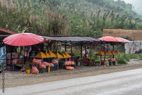 Laos - Markt auf der Fahrt von Vang Vieng nach Vientiane photo