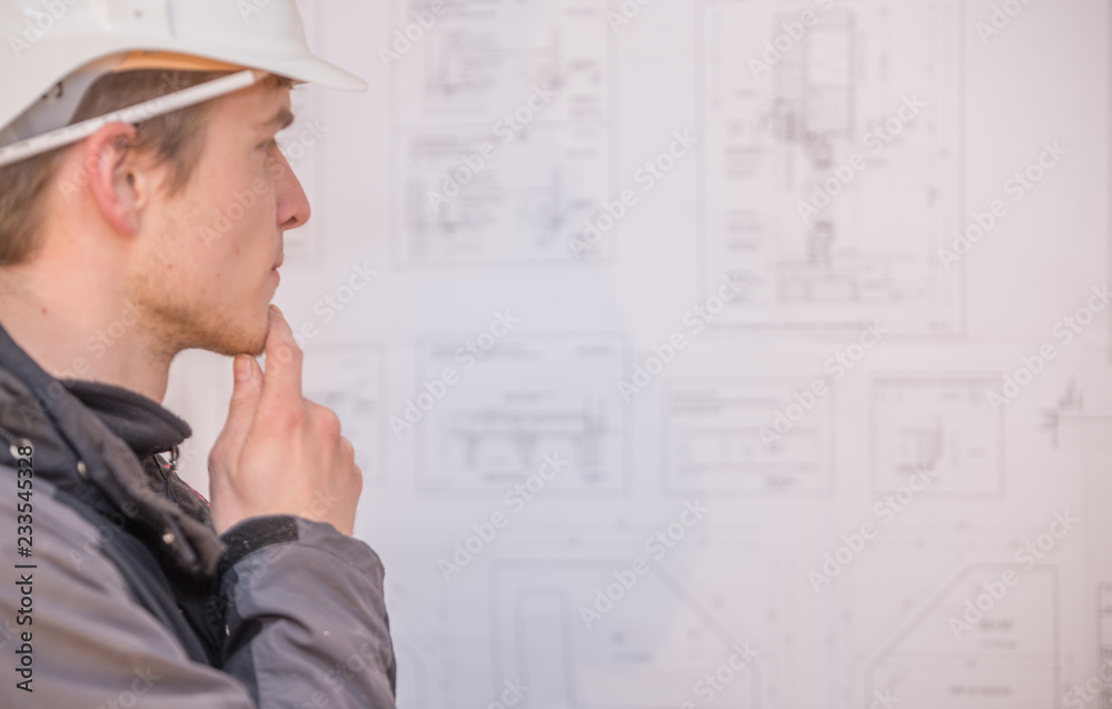 Ingenieur prüft Baupläne auf Baustelle Ingenieur prüft Baupläne auf Baustelle