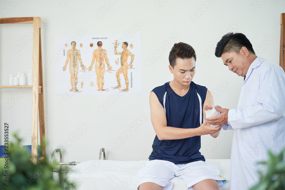 Obraz premium Changing bandage