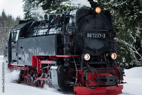 Dampflok Brockenbahn im Harz im Winter mit Schnee