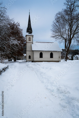 Kirche in Elend am Abend im Winter