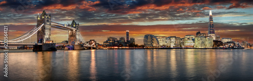 Plakat Panoramę Londynu wieczorem: od Tower Bridge do London Bridge