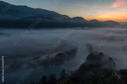 Alba autunnale sul fiume, Italia