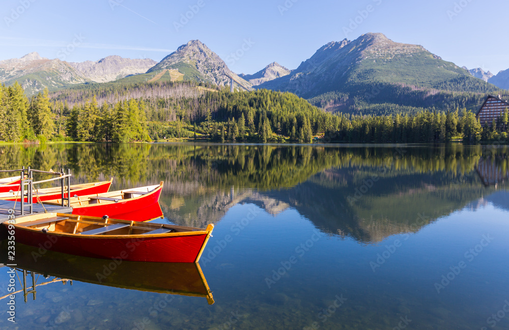 Obraz premium boats on the pier in a mountain lake