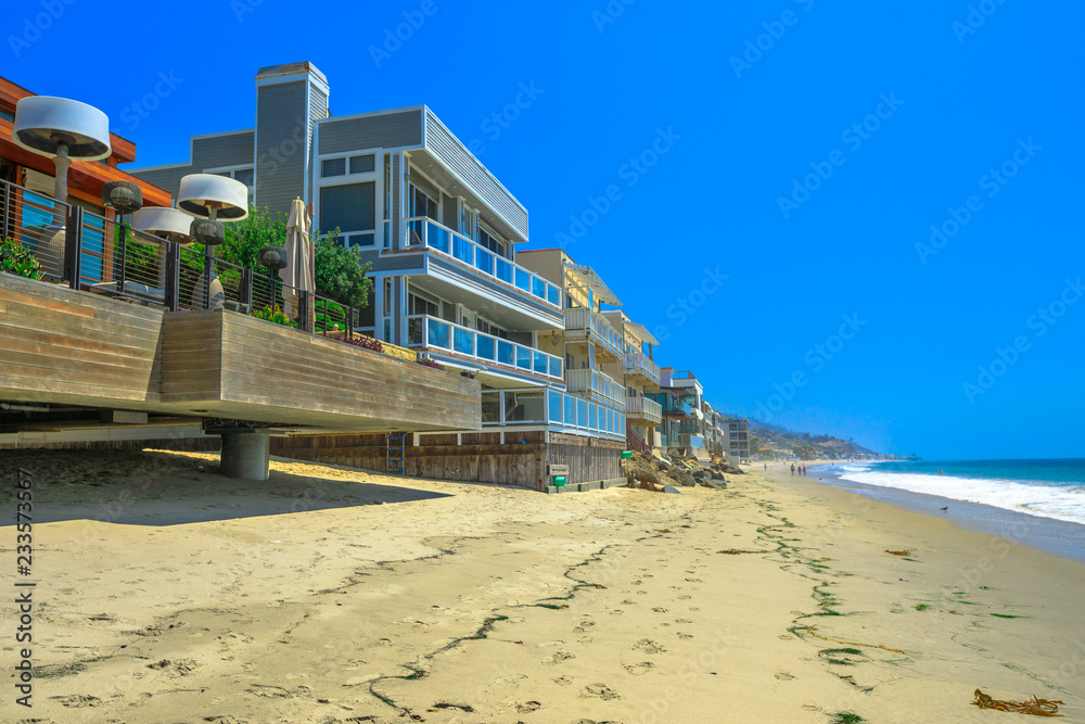 Fototapeta premium Zachodnie wybrzeże Kalifornii. Domy na plaży w Malibu na popularnej plaży Carbon Beach, zwanej także Billionaire Beach dla wielu domów znanych ludzi. Krajobraz linii brzegowej Malibu w słoneczny dzień lata.