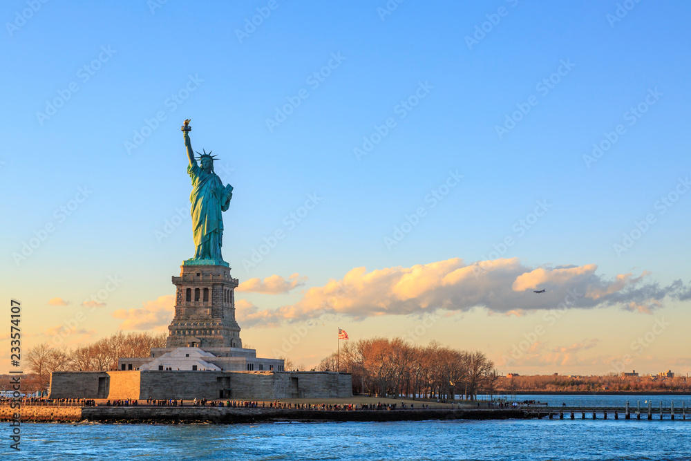 Statue of liberty horizontal during sunset in New York City, NY, USA - obrazy, fototapety, plakaty 