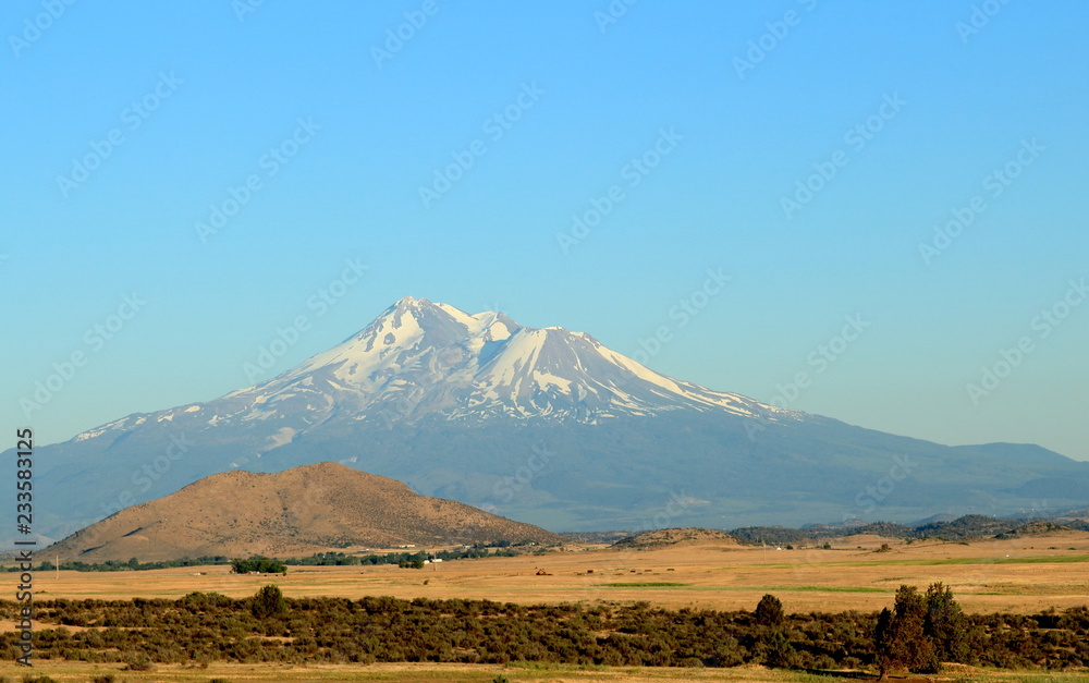 Obraz premium View of Mount Mcloughlin, part of the Cascade Chain, Oregon