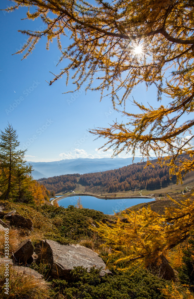 Herbstlicher Sonnenschein am See im Lungau Herbstlicher Sonnenschein am See im Lungau