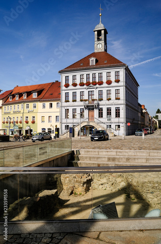 Europa, Deutschland, Sachsen, Landkreis Bautzen, Bischofswerda, Rathaus auf dem Marktplatz Altmarkt photo