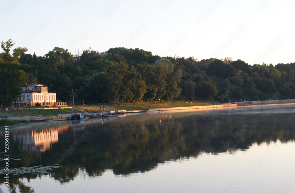 Fototapeta premium lake, water, landscape, nature, river, sky, reflection, trees, blue, pond, forest, summer, park, tree, spring, green, calm, outdoor, view, mirror, grass, tranquil, clouds, peaceful, outdoors
