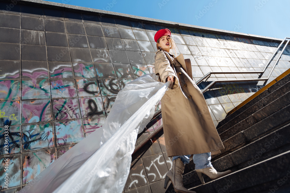 Φωτογραφία Stylish skinny fashion model posing wearing beige coat and red beret