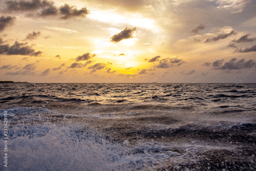Obraz premium amazing sunrise in the middle of the sea in the Maldives