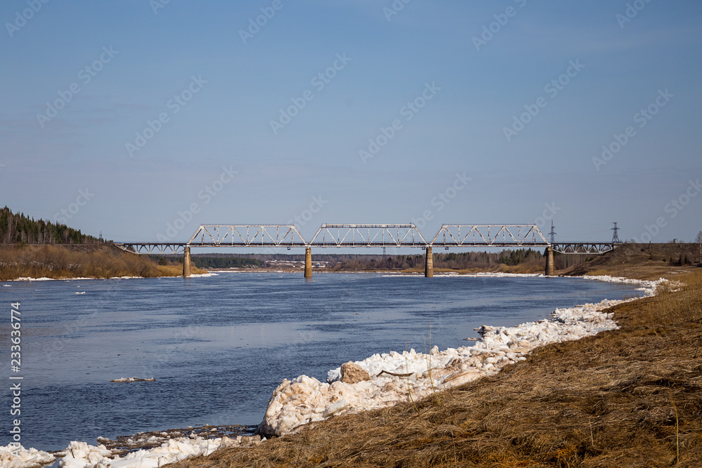 Obraz premium spring the river Bank with remnants of dirty snow