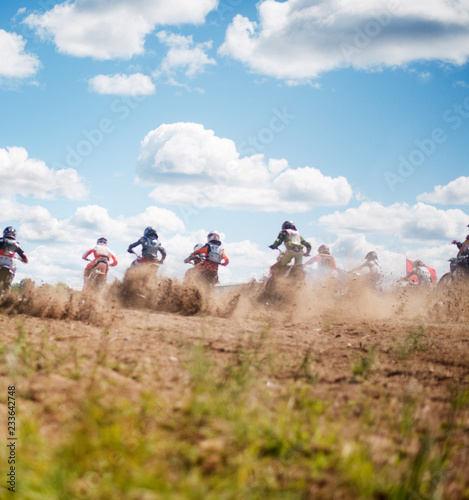 Fotografía Low angle view of motocross on field against sky