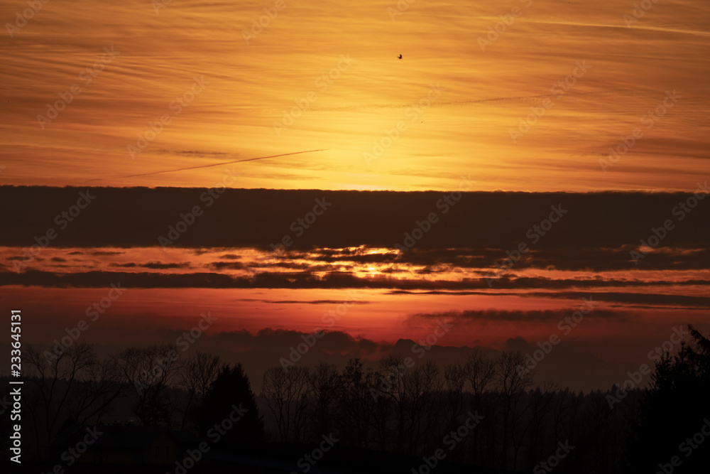 Obraz premium Sonnenuntergang mit bedeckter Sonne
