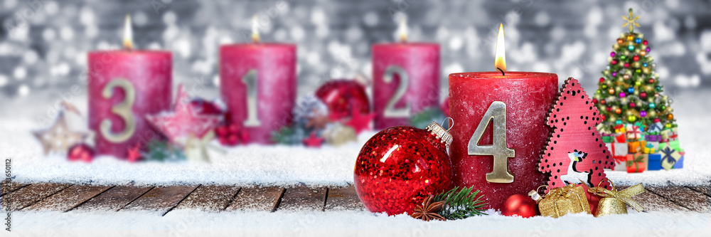 Vierter Advent schnee panorama Kerze mit Zahl dekoriert weihnachten  Aventszeit holz hintergrund lichter bokeh / fourth sunday advent Stock  Photo | Adobe Stock