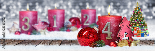 Vierter Advent schnee panorama Kerze mit Zahl dekoriert weihnachten Aventszeit holz hintergrund lichter bokeh / fourth sunday advent