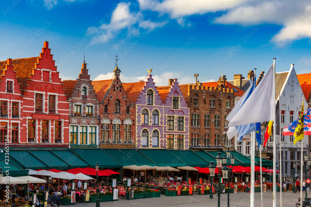 Naklejka premium Typowe flamandzkie kolorowe domy na Grote Markt lub Rynku w centrum Brugii w Belgii