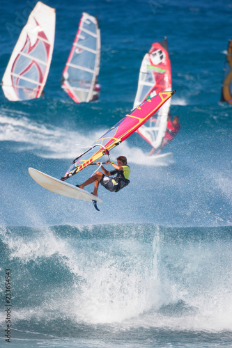 Canvas Print Friends windsurfing in sea