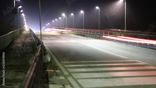 Strada di un ponte illuminata nella notte dalla luce a led delle lampade ad energia solare photo