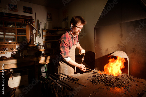 Εκτύπωση καμβά Blacksmith forging tool at workshop