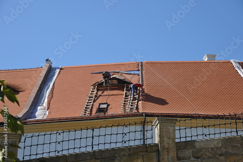 haus mit Dachschaden nach Sturm Feuer brandt reperatur Dachdecker photo