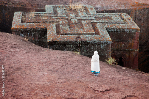 Foto Rear view of woman standing by church on mountain
