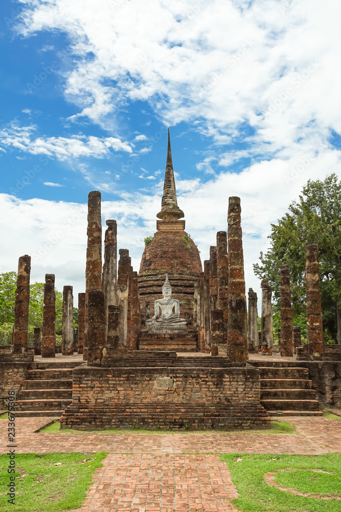 Obraz premium UNESCO World Heritage site Wat Sa Si in Sukhothai.