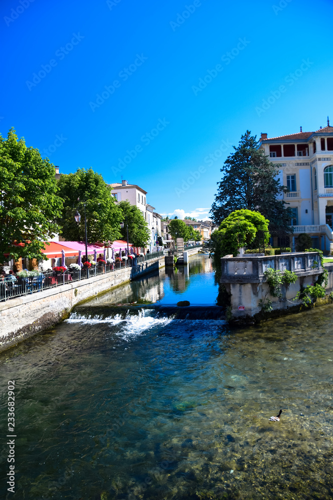 Fototapeta premium Urocza wioska Isle Sur La Sorgue nad rzeką Sorgue w regionie Valuluse w Prowansji we Francji