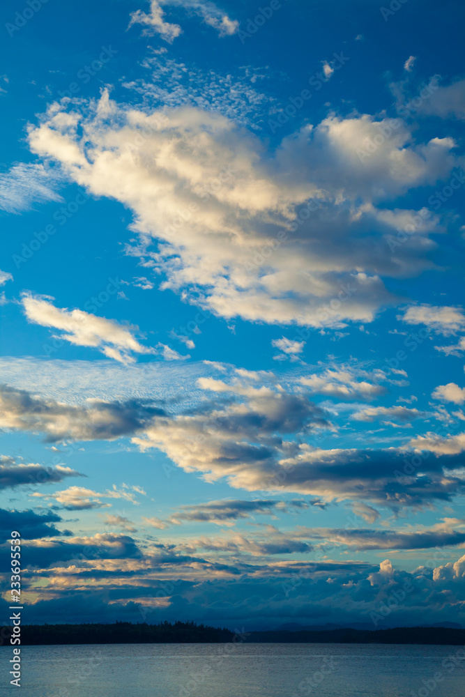 Obraz premium A seascape background with an interesting sky full of clouds