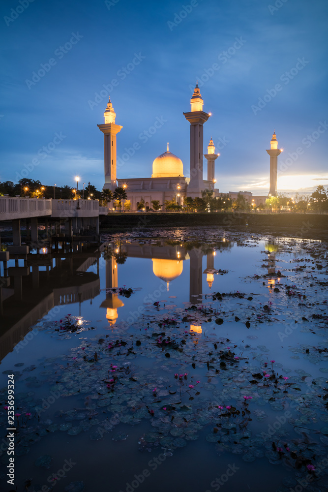 Fototapeta premium Meczet Bukit Jelutong podczas wschodu słońca