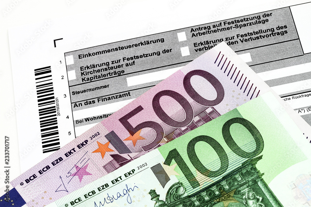 Steuererklärung Formular mit Banknoten Steuererklärung Formular mit Banknoten