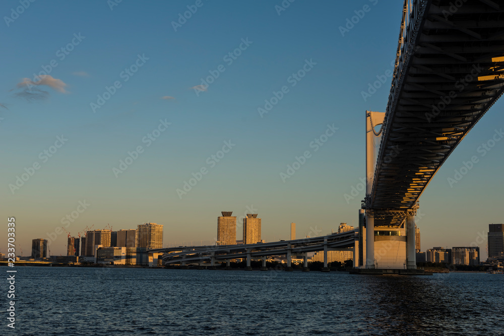 Fototapeta premium tokyo rainbow bridge at sunset