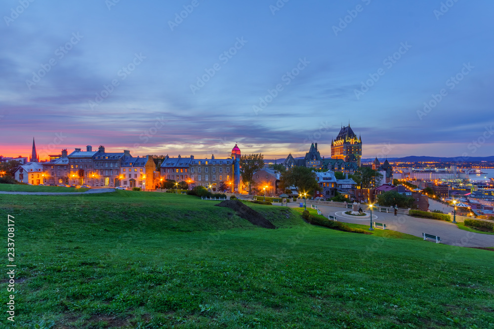 Fototapeta premium Widok zachodu słońca w mieście Quebec