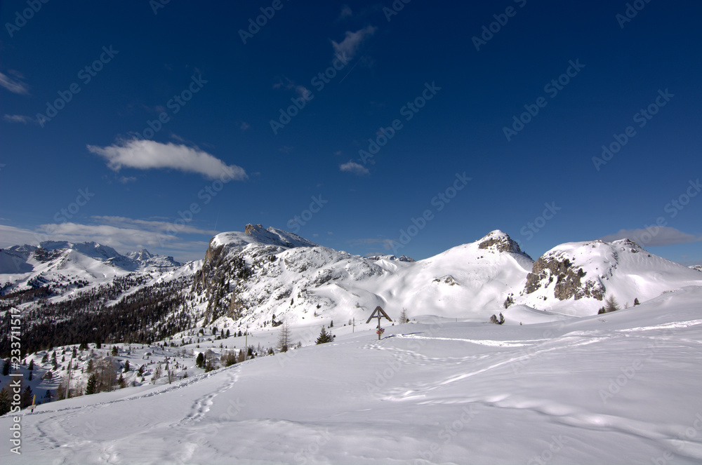 le magnifiche Dolomiti qui sul passo valparola al confine tra la provincia di Belluno è la provincia di Trento le magnifiche Dolomiti qui sul passo valparola al confine tra la provincia di Belluno è la provincia di Trento