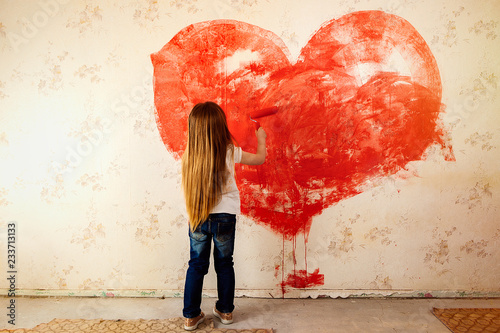 the child painted the wallpaper in the room with red paint. Paint the walls with a roller. The girl painted a heart on the wall. Valentine's Day, a gift to parents.