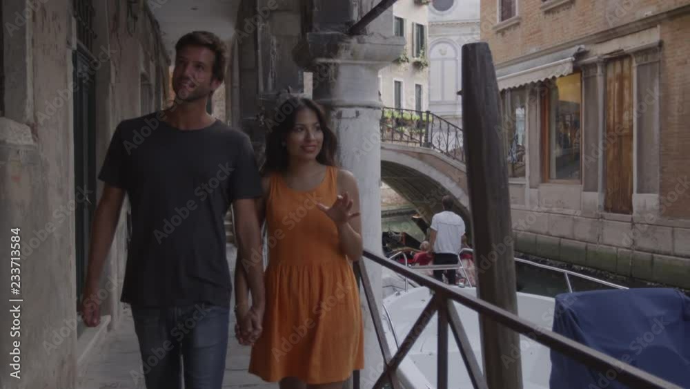 Pareja enamorada pasea por Venecia Pareja enamorada pasea por Venecia