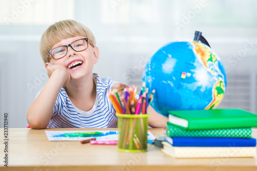 Εκτύπωση καμβά Cute child study at home