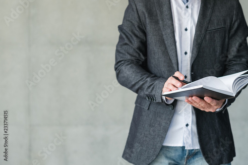 Fotografía man holding notebook and pen