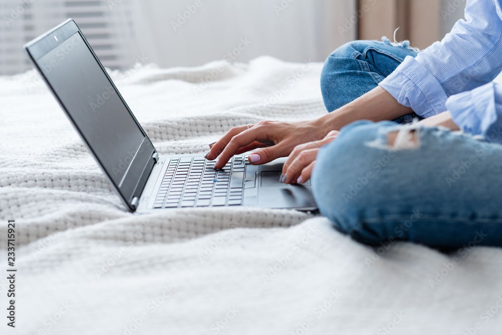 Naklejka premium woman typing on laptop at home. freelance job. remote work.