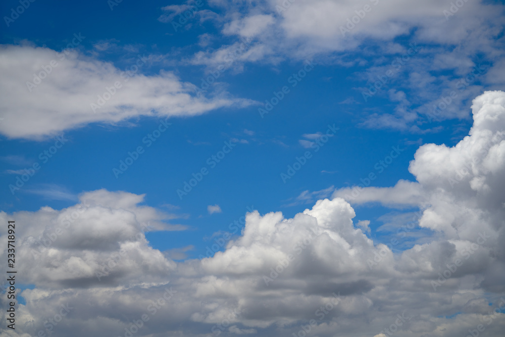 Obraz premium Blue summer sky with cumulus clouds